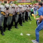 
Polres Blitar menggelar latihan sistem pengamanan kota (Sispamkota) sebagai persiapan Pilkada 2020, Sabtu (29/8/2020).