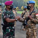 Kolonel Marinir Rudi Harto Marpaung, menyambut kedatangan 18 prajurit Brigif 2 Marinir yang tergabung dalam Satgas Lebanon.