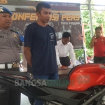  Pelaku penjambretan dan barang bukti kendaraan roda dua diamankan di Mapolres Trenggalek. foto: HERMAN/ BANGSAONLINE