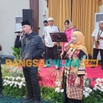 Gubernur Jatim Khofifah Indar Parawansa, Wagub Jatim Emil Dardak dan anggota DPR RI dari Fraksi Partai Gerindra dapil Surabaya Sidoarjo Ahmad Dhani saat menyanyikan lagu Hidup Adalah Perjuangan. Foto: Devi Fitri Afriyanti/BANGSAONLINE