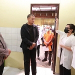Kabid Humas Polda Jatim, Kombes Pol Dirmanto, saat mendatangi SMA SPI Kota Batu.