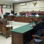 Suasana sidang Sekda Gresik Andhy Hendro Wijaya dengan agenda putusan sela di PN Tipikor Surabaya. foto: ist.