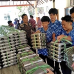 Siswa SMAN 2 Batu saat mengambil MBG untuk didistribusikan kepada teman-temannya di kelas.