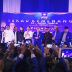 KONSOLIDASI: Ketua Umum DPP PAN Zulkifli Hasan bersama Emil Dardak yang didukung PAN di Jatim Expo, Surabaya, Rabu (7/2)