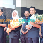 Gubernur Jatim Khofifah Indar Parawansa usai apel bersama jajaran ASN (foto: Devi Fitri Afriyanti)