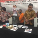 Kasatreskrim Polrestabes Surabaya saat menunjukkan foto korban pemacokan yang dilakukan oleh istrinya sendiri, di Pandugo Surabaya.