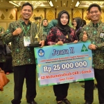Hj. Maria Ulfa  bersama perwakilan SD Muhammadiyah GKB 2 pemenang LSS Nasional. foto: ist.