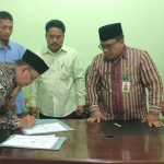 Kakankemenag Tuban Sahid saat menandatangani kerja sama disaksikan Kepala Desa Banyuurip Sugiyanto.