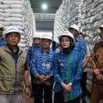 Wali Kota Kediri dan jajaran bersama Pimpinan Perum Bulog Cabang Kediri (kiri depan) saat mengecek Gudang Bulog. Foto: Ist