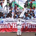 Seorang buruh mengenakan pakaian pocong melakukan teatrikal saat memperingati Hari Buruh Internasional (May Day) di Jakarta, Minggu (1/5). 