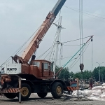 Pembongkaran ribuan karung berisi kayu gaharu  di Pelabuhan Tanjung Tembaga, Kota Probolinggo.