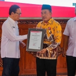 Wakil Ketua PMI Kota Mojokerto, Sugeng Mulyadi, saat memberi piagam penghargaan kepada pendonor 75 kali.