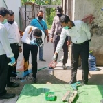 Salah satu petugas sedang menunjuk lokasi jatuhnya korban.