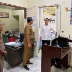 Wali Kota Eri saat melakukan inspeksi mendadak (sidak) di kantor Kelurahan Kebraon, Kecamatan Karang Pilang, Senin (8/9/2025). Foto: Hms.
