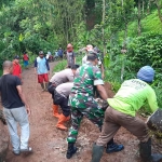 Petugas gabungan TNI-Polri bergotong royong bersama warga membersihkan material longsor, Jumat (11/11/2022).