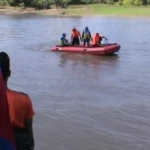 Tim BPBD saat menyisir sungai untuk mencari korban. foto: SUWANDI/ BANGSAONLINE