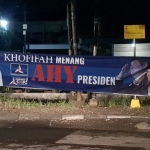 Salah satu spanduk yang merugikan kubu Khofifah-Emil. FOTO : IST