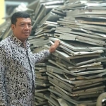 Ketua KPU Pacitan Damhudi saat menunjukkan tumpukan kotak suara bekas yang siap dilelang. foto: Yuniardi Sutondo/ bangsaonline.com