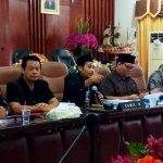 Jajaran Komisi II DPRD dalam giat RDP bersama eksekutif dan rekanan. foto: YUDI EP/ BANGSAONLINE