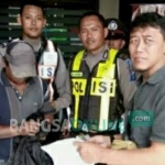 Pengendara (bertopi) yang diamankan petugas di Pos Polisi Wonokromo Surabaya.