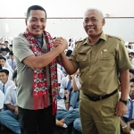 Kapolresta Malang Kota Kombes Pol Leonardus Simarmata bersama Kepala SMAN 4 Malang foto bersama usai sosialisasi pencegahan bullying, Senin (24/02). foto: IWAN IRAWAN/ BANGASONLINE