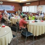 Sebanyak 21 kepala bidang yang menangani Bina Keluarga Balita (BKB) di masing-masing kabupaten/kota sedang mengikuti kegiatan evaluasi. foto: YUDI A/ BANGSAONLINE