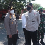Kapolres Lamongan AKBP Miko Indrayana bersama Bupati Yuhronur Efendi saat berada di perbatasan Lamongan-Jombang. (foto: ist)