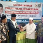 KH. Imam Hasyim, Pengasuh Pondok Pesantren AT Taufiqiyah memberikan cinderamata Kres kepada Anggota DPR-MPR RI H. Syafiuddin Asmoro.