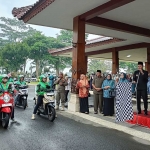 Wakil Bupati Blitar, Beky Herdihansah, saat melepas secara simbolis distribusi bantuan ikan nila sebanyak 1,5 ton. 