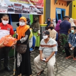 PEDULI: Bupati Lira Sidoarjo, M Nizar menyerahkan sembako kepada warga terdampak Covid-19, Senin (1/6). foto: MUSTAIN/ BANGSAONLINE