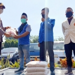 Kapolres Pasuruan AKBP Rofiq Ripto Himawan menyalurkan paket sembako kepada perwakilan dari HMI, PMII, dan Pemuda muhamadiyah untuk didistribusikan kepada mahasiswa dari Papua.