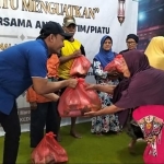 Panita HPN saat membagikan paket sembako kepada anak yatim-piatu dan kaum dhuafa. Foto: Ist.