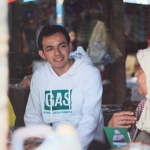 Dokter Gamal Albinsaid saat berdialog dengan warga Kota Surabaya. foto: istimewa