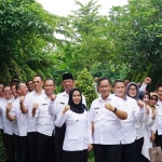 Ning Ita saat foto bersama  jajaran kepala OPD.