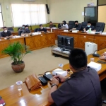 Rapat membahas penggabungan desa dan kelurahan terdampak lumpur, di DPRD Sidoarjo, Rabu (22/7). foto ist