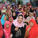 Puti Guntur saat foto bersama  masyarakat di Kelurahan Sidotopo Wetan, Kenjeran, Kota Surabaya, Minggu (20/5/2018).