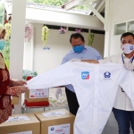 Bupati Kediri, dr. Hj. Haryanti Sutrisno saat menerima bantuan di Joglo Pemkab Kediri. foto: kominfo