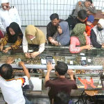 Tangkapan layar CCTV yang memperlihatkan terduga pelaku (tiga dari kiri)