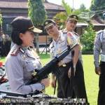 ?

Kapolres Blitar AKBP Yulia Agustin saat memimpin gelar pasukan persiapan pengamanan Pilpres.foto:tri susanto/BANGSAONLINE