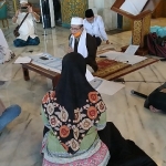 Proses ikrar dua kalimat syahadat lima mualaf milenial yang dibimbing KH Ahmad Nasikh Hidayat di Masjid Nasional Al-Akbar Surabaya sehabis salat Jumat (17/7/2020). foto: MMA/ bangsaonline.com