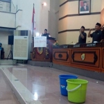 Anggota Pansus Hak Angket menyanyikan lagu Maju Tak Gentar sebelum menutup rapat.