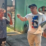 Yoyok (Baju Putih) saat berada di lokasi bangunan dan mencoba berkomunikasi dengan pemilik lama.