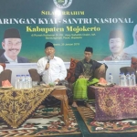 Dr KH Asep Saifuddin Chalim, MA (pegang mik) dan KH Muhammad Roziqi (paling kiri) dalam acara JKSN di kediaman Kiai Asep Saifuddin Chalim di Pacet Mojokerto, Selasa (29/1/2019). foto: BANGSAONLINE.com