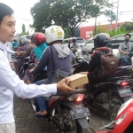 Pengendara saat menerima paket takjil dari PT Mega Finance Waru Multiguna.