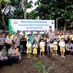 Jajaran Polres Kediri Kota melibatkan tukang becak dan anak TK saat penanaman pohon.