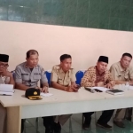 Anggota DPRD Pasuruan Abu Bakar (tengah) saat memimpin mediasi didampingi Muspika Kecamatan Gempol.   