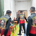 Petugas Polres Gresik saat razia warung remang-remang di Desa Roomo. Foto: Ist.