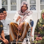 Ketua Umum PP Muslimat NU, Khofifah Indar Parawansa, saat sowan bersama Gus Miftah ke Pengasuh Pondok Pesantren Al Falah Ploso Kediri.