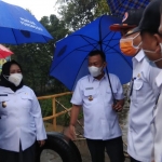 Bupati Ponorogo Sugiri Sancoko beserta Wabup Ponorogo Lisdyarita bersama OPD terkait terus lakukan sidak di beberapa tempat. Kali ini, sidak digelar di jalan berlubang di wilayah Kecamatan Slahung dan jembatan roboh di Desa Nambak, Kecamatan Bungkal, Rabu (3/3/2021). (foto: ist)