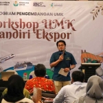 Vice President TJSL Petrokimia Gresik, Kadek Ardhika WK, saat membuka Workshop UMK Mandiri Ekspor. Foto: Ist